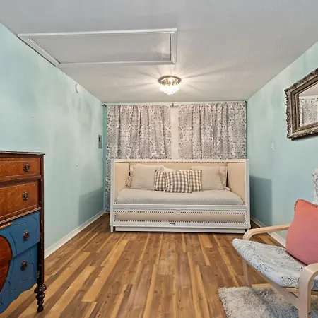 3 Houses 30 Guests Country 14 Acre Pecan Orchard